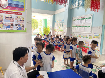 Trường Mầm non Thới Hoà phối hợp với Y tế Phường tổ chức khám sức khoẻ lần 2 cho trẻ