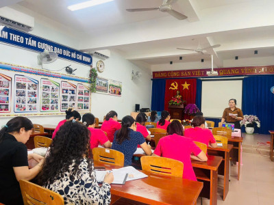 Sinh hoạt chuyên môn kết hợp bồi dưỡng chuyên đề "Tổ chức hoạt động vui chơi cho trẻ mầm non"