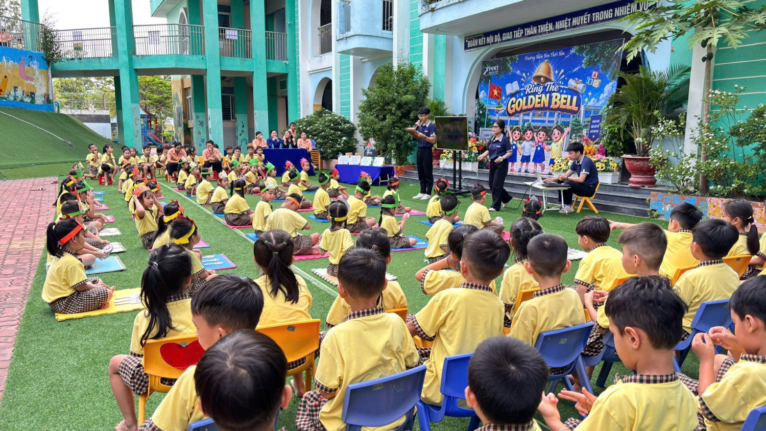 Các bé khối lá tham gia cuộc thi Rung chuông vàng