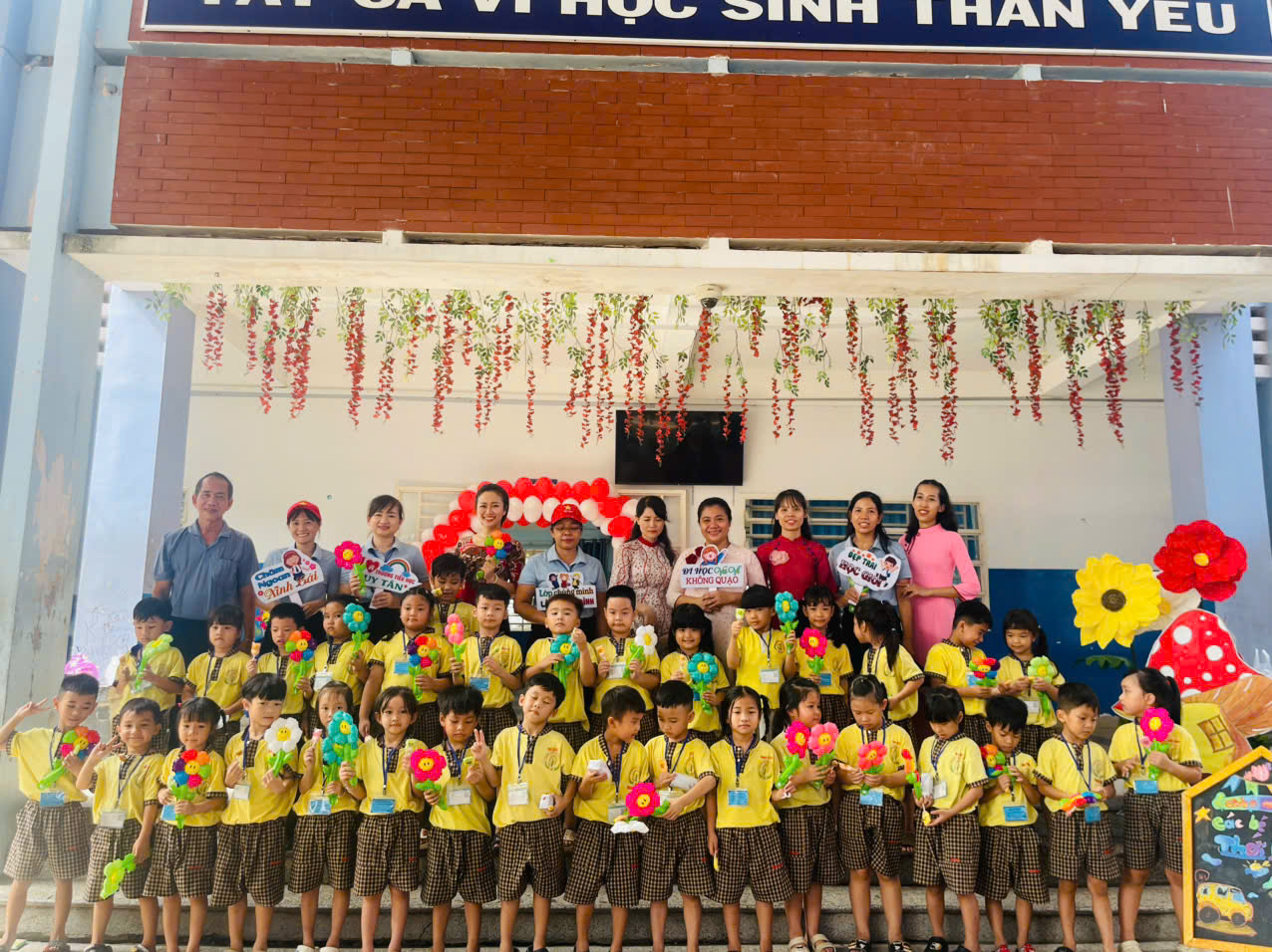 Các bé khối Lá háo hức tham quan Trường Tiểu học Duy Tân